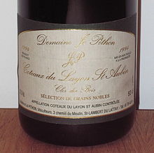 A bottle of wine from Coteaux du Layon: Clos des Bois Sélection de Grains Nobles 1994 by Jo Pithon 这是一瓶产自(法国)拉風山坡(Coteaux du Lavon)酒庄的葡萄酒：墙内酒庄特选木桶之贵腐菌浓缩甜谷类。1994年收成，由Jo Pithon酿制。
